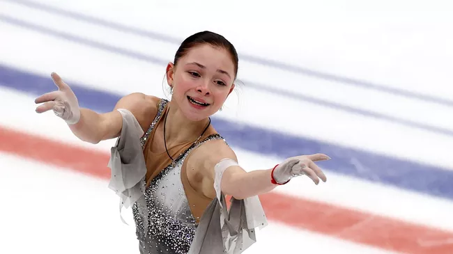 Софья Самоделкина выступает в произвольной программе в финале Кубка России по фигурному катанию в Москве. 