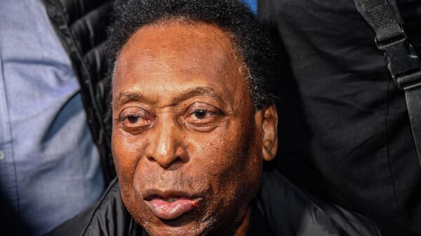 (FILES) In this file photo taken on April 09, 2019 Brazilian football great Edson Arantes do Nascimento, known as Pele, arrives at Guarulhos International Airport, in Guarulhos, some 25km from Sao Paulo, Brazil. - Football king Pele, 80, was vaccinated on March 2, 2021 against Covid-19 in Brazil, in what he called an unforgettable day. (Photo by NELSON ALMEIDA / AFP)