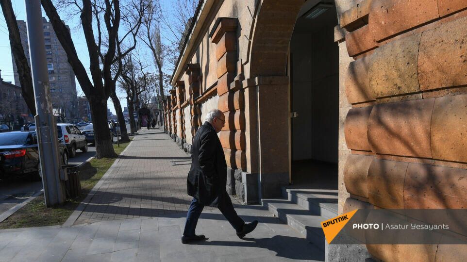 Бывший Премьер-министр Армении Вазген Манукян перед встречей представителей оппозиции с президентом Армении Бывший Премьер-министр Армении Вазген Манукян перед встречей представителей оппозиции с президентом Армении - РИА Новости, 1920, 03.03.2021