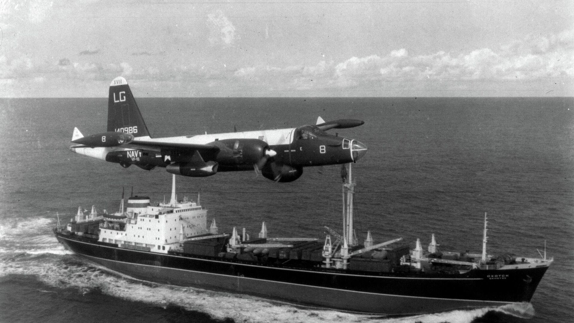 Самолет ВМС США преследует советское грузовое судно во время кубинского ракетного кризиса в 1962 году - РИА Новости, 1920, 05.03.2021