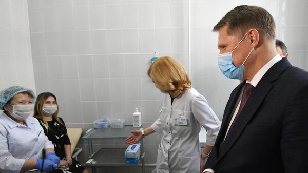 Министр здравоохранения РФ Михаил Мурашко во время посещения пункта вакцинации против новой коронавирусной инфекции в Госпитале ветеранов войн № 3 в Новосибирске