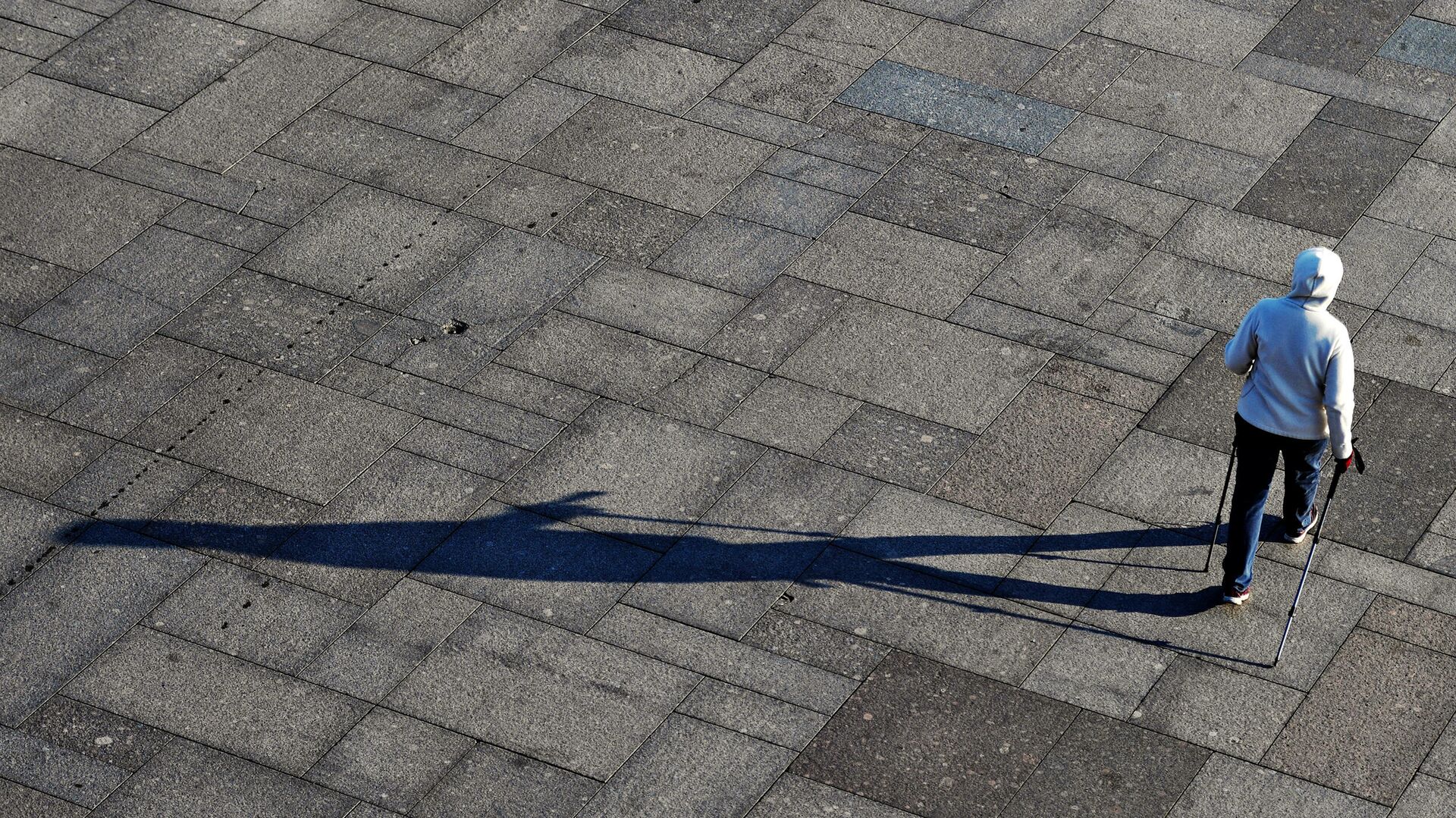 Женщина занимается скандинавской ходьбой на улице Москвы - РИА Новости, 1920, 07.03.2021