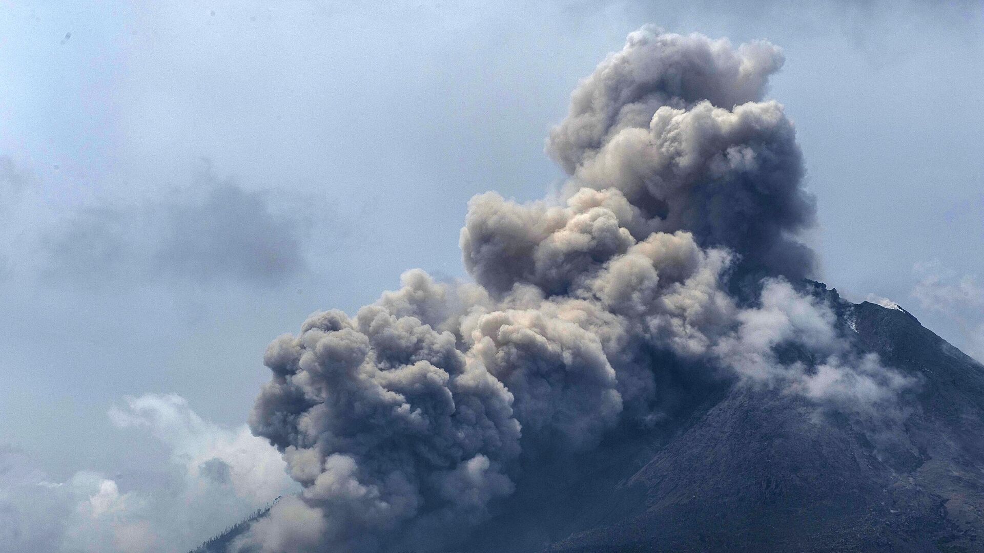 Извержение вулкана Синабунг в провинции Северная Суматра в Индонезии - РИА Новости, 1920, 04.12.2021