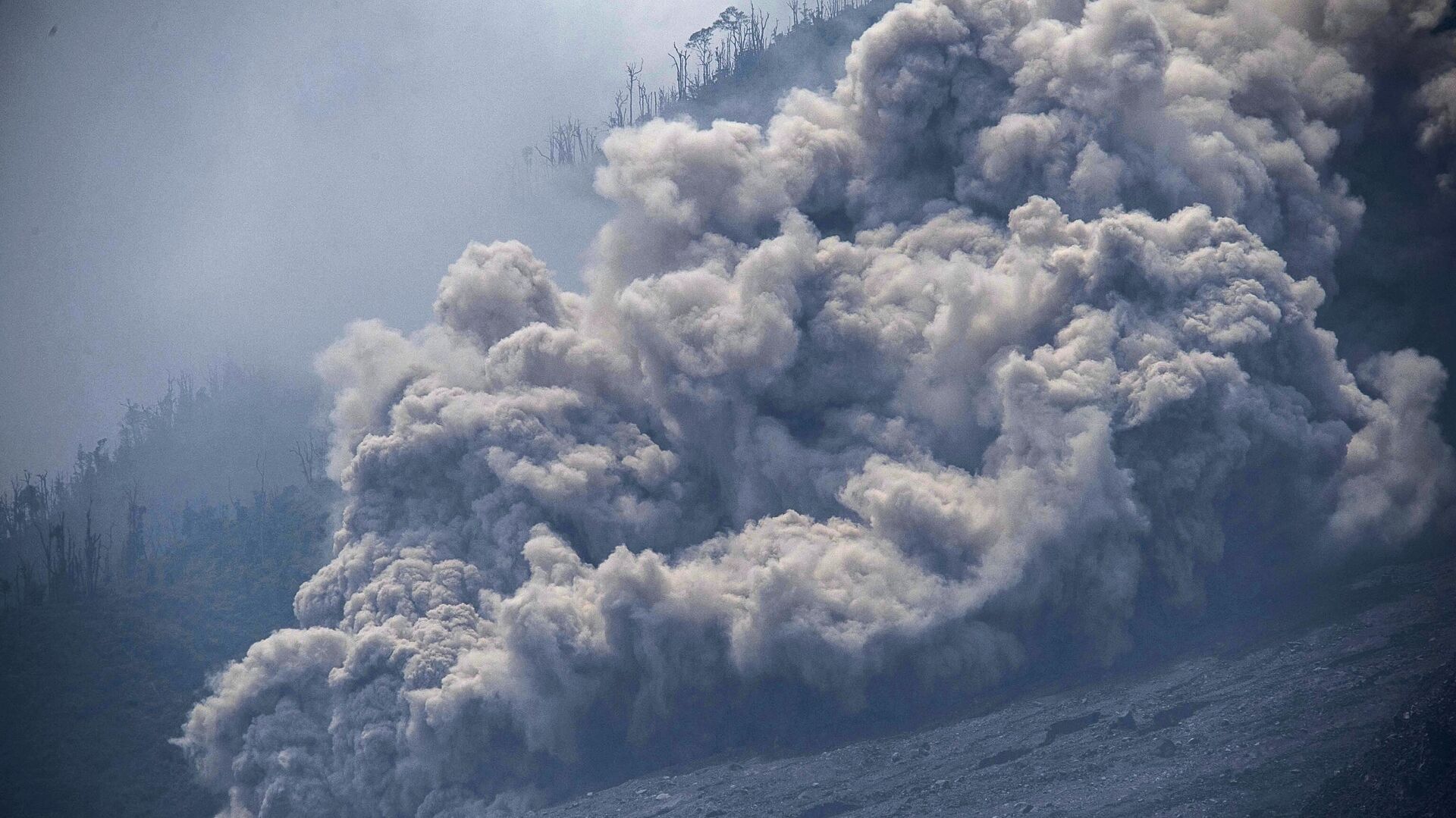 Извержение вулкана в Индонезии - РИА Новости, 1920, 04.12.2022