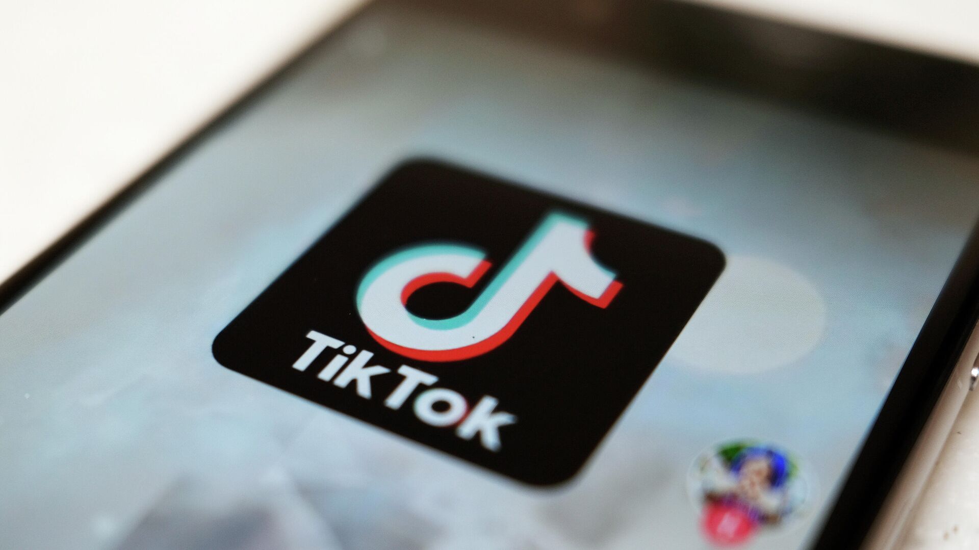 Логотип приложения TikTok на экране смартфона - РИА Новости, 1920, 16.12.2021