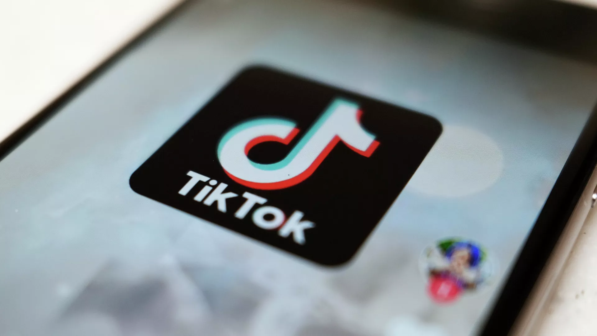 Логотип приложения TikTok на экране смартфона - РИА Новости, 1920, 28.02.2022