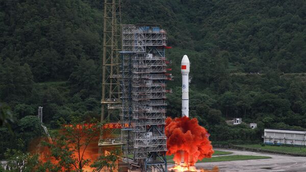 Запуск ракеты-носителя со спутником Beidou с космодрома Сичан