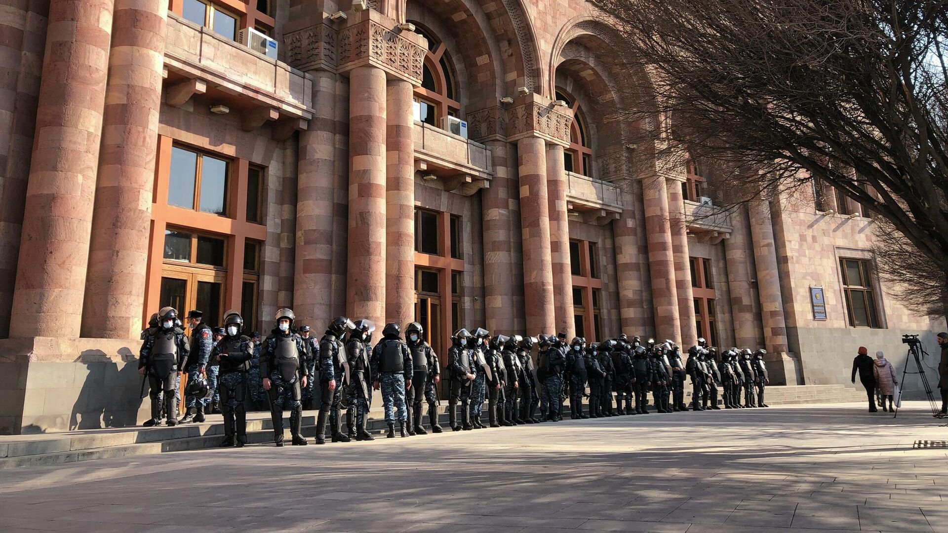 Полицейские перед Домом правительства на площади Республики в Ереване - РИА Новости, 1920, 19.09.2023