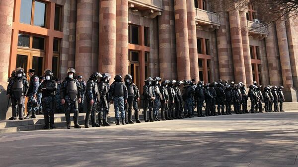 Полицейские перед Домом правительства на площади Республики в Ереване