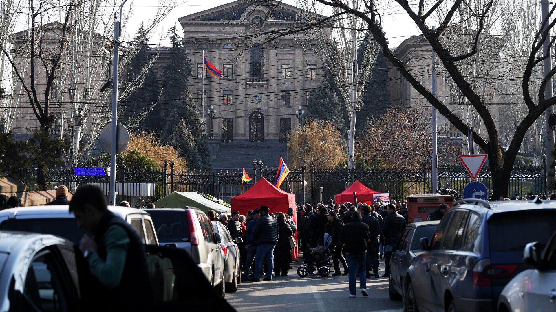 Митинг оппозиции на проспекте Баграмяна перед зданием Национального Собрания Армении  - РИА Новости, 1920, 03.03.2021