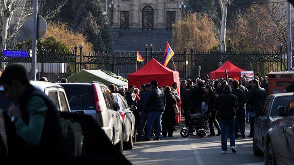 Митинг оппозиции на проспекте Баграмяна перед зданием Национального Собрания Армении 