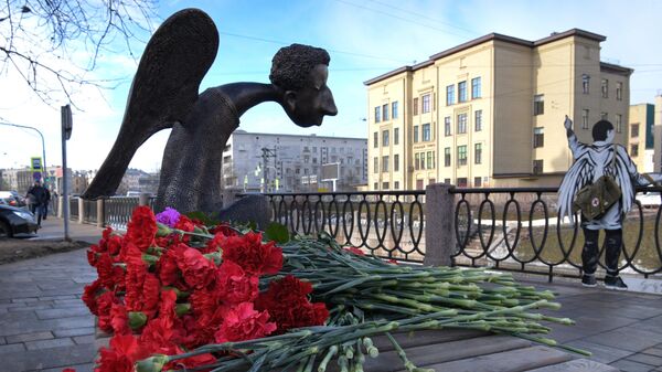 Бронзовая скульптура Печальный ангел открыта на набережной реки Карповки рядом с Первым медицинским университетом в Санкт-Петербурге