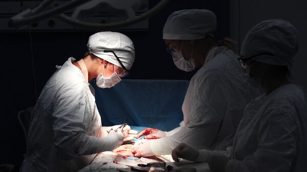 Оперативные роды методом кесарева сечения в операционной родового отделения