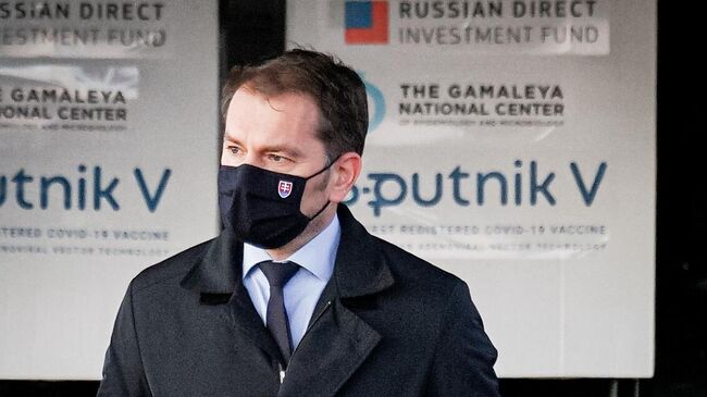 Премьер-министр Словакии Игор Матович в аэропорту города Кошице, куда доставлена первая партия российской вакцины от коронавируса Спутник V
