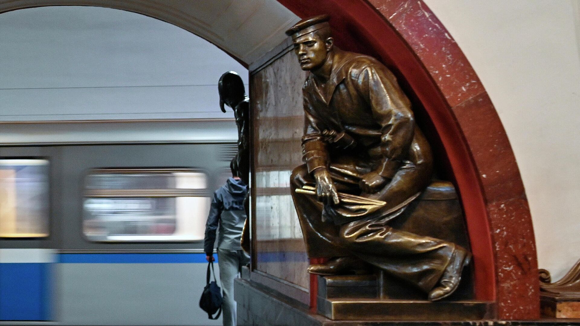  Фигура матрос-сигнальщик на станции метро Площадь революции в Москве  - РИА Новости, 1920, 06.05.2021