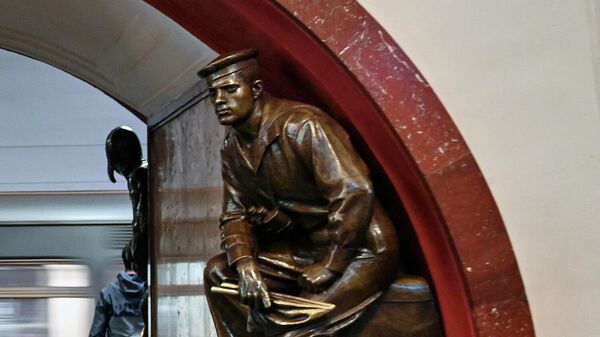  Фигура матрос-сигнальщик на станции метро Площадь революции в Москве 
