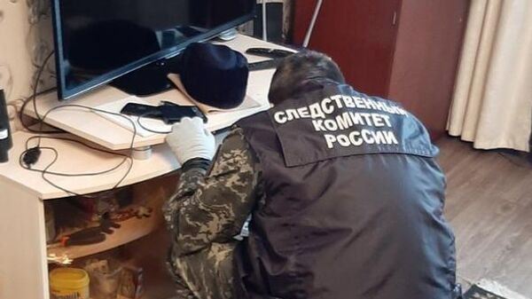 Сотрудник СК РФ на месте убийства в посёлке Октябрьский Пермского края