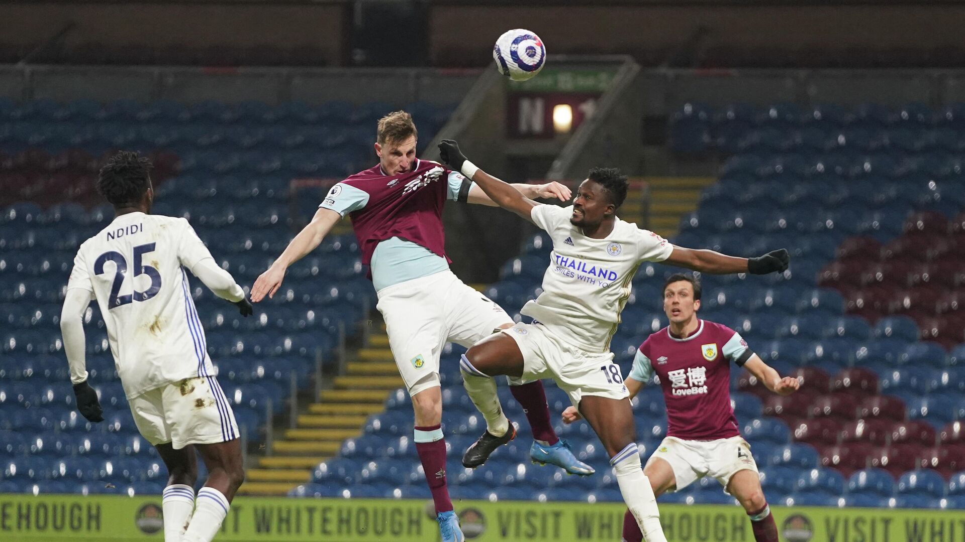 Burnley's New Zealand striker Chris Wood (2L) heads the ball as Leicester City's Ghanaian midfielder Daniel Amartey (2R) tries to defend during the English Premier League football match between Burnley and Leicester City at Turf Moor in Burnley, north west England on March 3, 2021. (Photo by Jon Super / POOL / AFP) / RESTRICTED TO EDITORIAL USE. No use with unauthorized audio, video, data, fixture lists, club/league logos or 'live' services. Online in-match use limited to 120 images. An additional 40 images may be used in extra time. No video emulation. Social media in-match use limited to 120 images. An additional 40 images may be used in extra time. No use in betting publications, games or single club/league/player publications. /  - РИА Новости, 1920, 03.03.2021