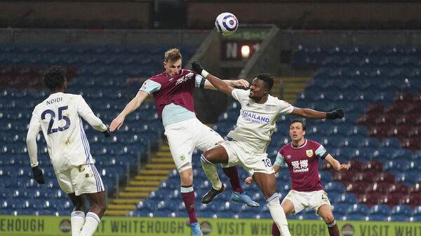 Burnley's New Zealand striker Chris Wood (2L) heads the ball as Leicester City's Ghanaian midfielder Daniel Amartey (2R) tries to defend during the English Premier League football match between Burnley and Leicester City at Turf Moor in Burnley, north west England on March 3, 2021. (Photo by Jon Super / POOL / AFP) / RESTRICTED TO EDITORIAL USE. No use with unauthorized audio, video, data, fixture lists, club/league logos or 'live' services. Online in-match use limited to 120 images. An additional 40 images may be used in extra time. No video emulation. Social media in-match use limited to 120 images. An additional 40 images may be used in extra time. No use in betting publications, games or single club/league/player publications. / 