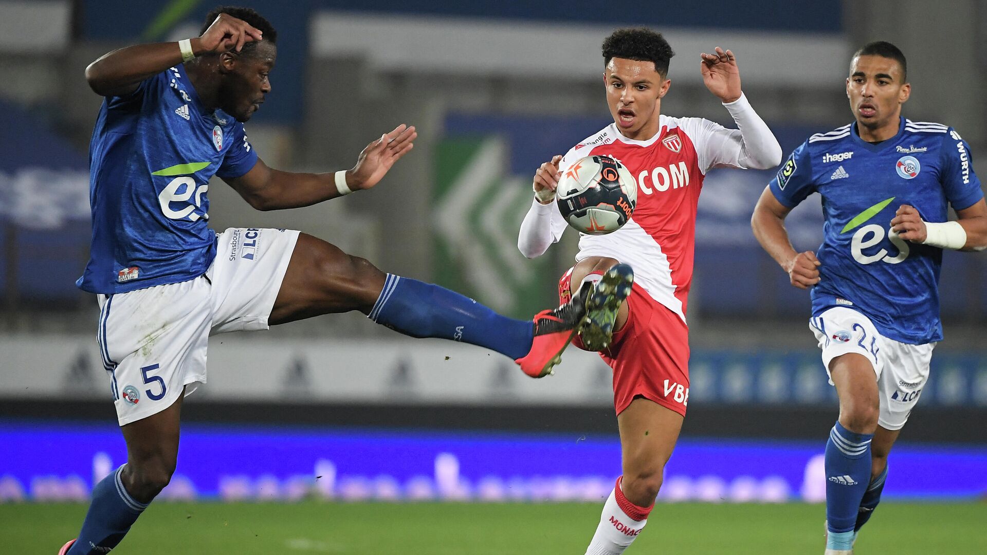 Monaco’s French midfielder Sofiane Diop (C) fights for the ball with Strasbourg’s Ivorian defender Lamine Kone (L) during the French L1 football match between Racing Club Strasbourg Alsace and AS Monaco at the Meinau stadium in Strasbourg, eastern France on March 3, 2021. (Photo by Frederick FLORIN / AFP) - РИА Новости, 1920, 04.03.2021