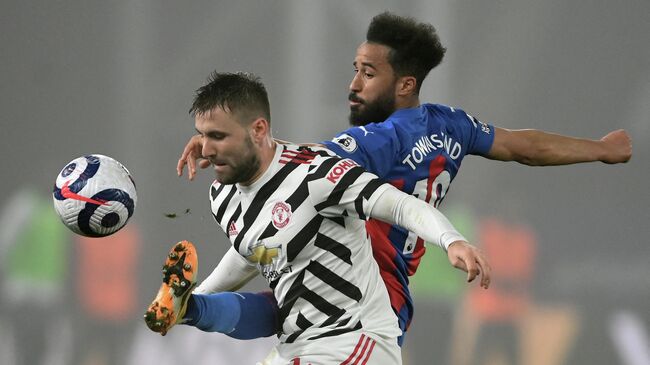 Manchester United's English defender Luke Shaw (L) vies with Crystal Palace's English midfielder Andros Townsend during the English Premier League football match between Crystal Palace and Manchester United at Selhurst Park in south London on March 3, 2021. (Photo by Mike Hewitt / POOL / AFP) / RESTRICTED TO EDITORIAL USE. No use with unauthorized audio, video, data, fixture lists, club/league logos or 'live' services. Online in-match use limited to 120 images. An additional 40 images may be used in extra time. No video emulation. Social media in-match use limited to 120 images. An additional 40 images may be used in extra time. No use in betting publications, games or single club/league/player publications. / 