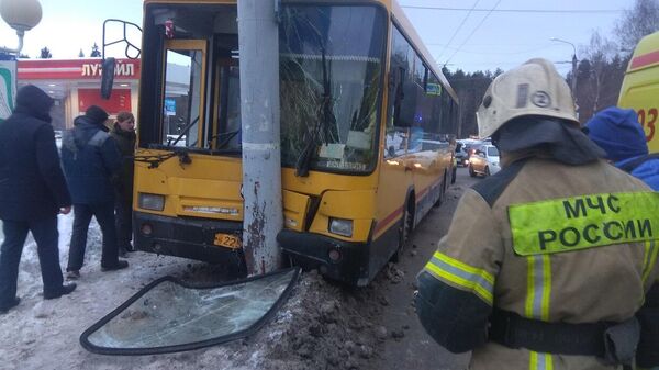 В Ижевске в результате наезда маршрутного автобуса на опору линии электропередач 9 пассажиров получили травмы