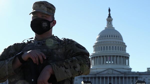 Сотрудники Национальной гвардии США у здания Капитолия в Вашингтоне