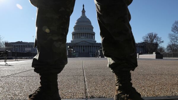 Сотрудник Национальной гвардии США у здания Капитолия в Вашингтоне