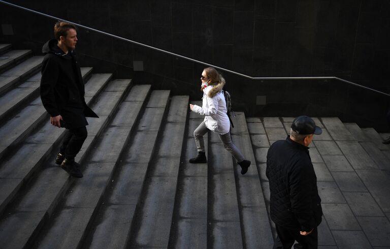 Прохожие у станции метро ВДНХ в Москве