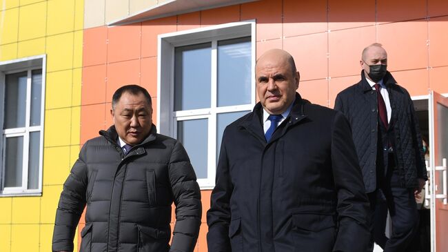 Председатель правительства РФ Михаил Мишустин во время посещения строящейся общеобразовательной школы в Кызыле