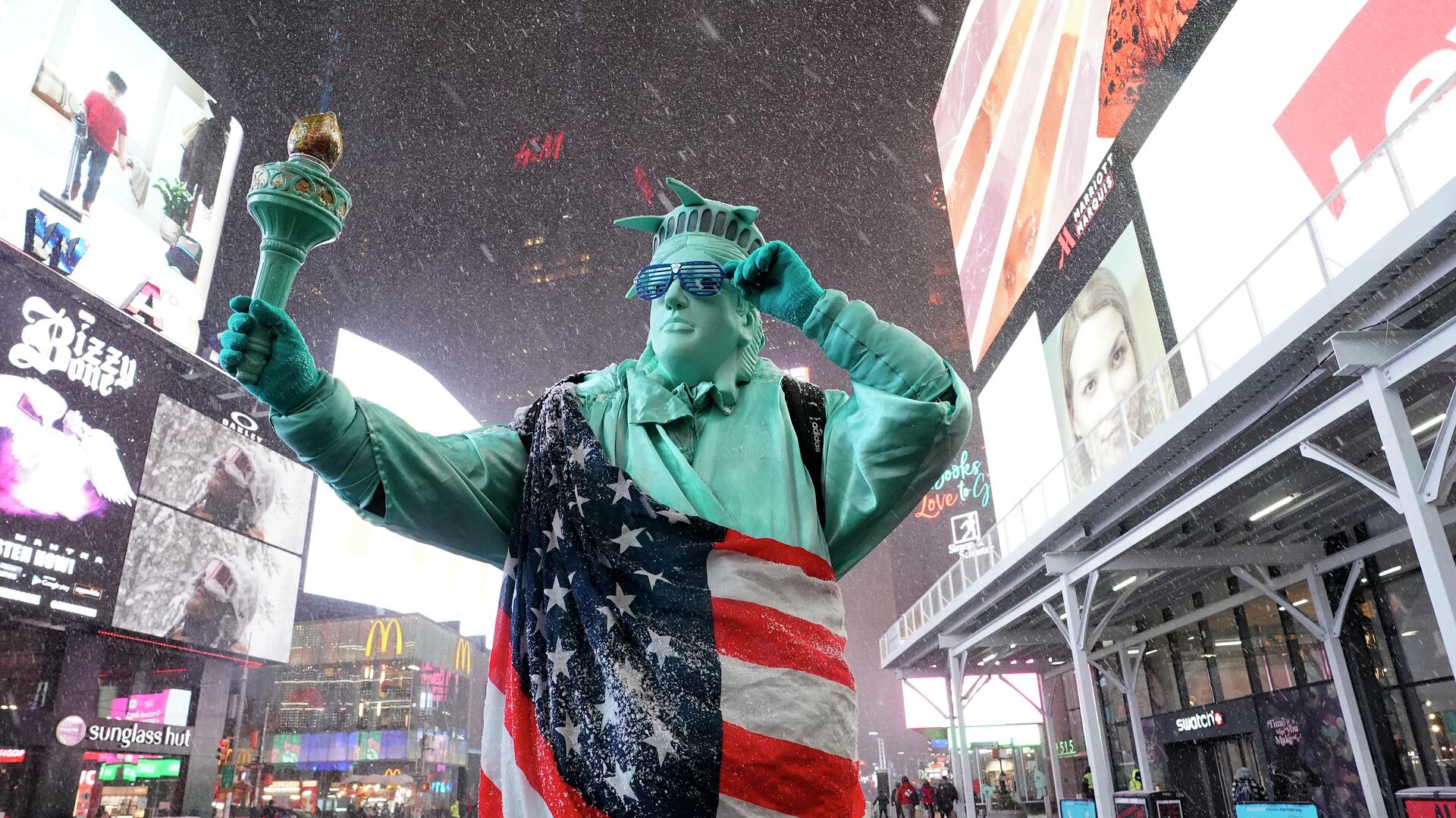 Человек в костюме Статуи Свободы на Таймс-сквер в Нью-Йорке, США  - РИА Новости, 1920, 05.03.2021