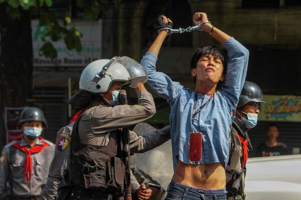 Акция протеста против военного переворота в Янгоне, Мьянма