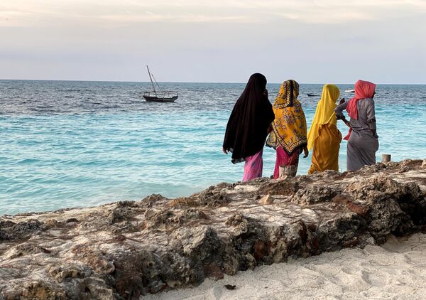 Женщины на берегу острова Занзибар.