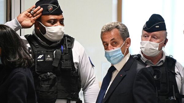 Бывший президент Франции Николя Саркози в здании суда перед вынесением приговора