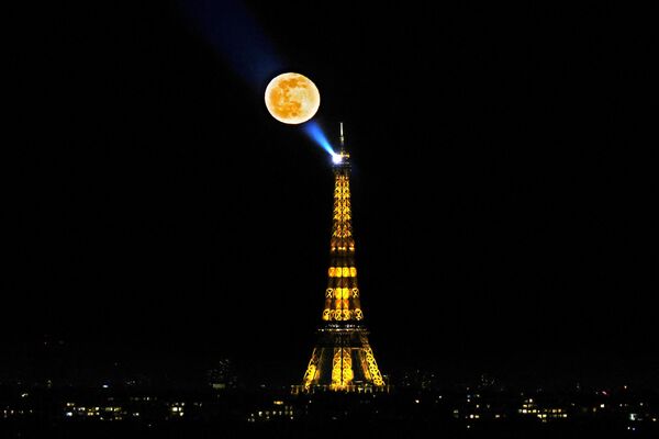 Полная снежная луна над Эйфелевой башней в Париже 