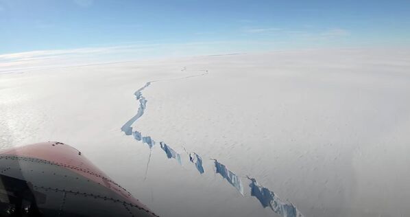 Айсберг откололся от шельфового ледника Брант в  Антарктиде