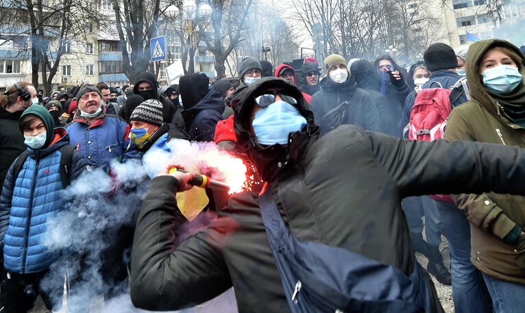 Участники акции в поддержку приговоренного к семи годам экс-главы одесской ячейки Правого сектора (запрещенная в РФ организация) Сергея Стерненко у здания генеральной прокуратуры в Киеве