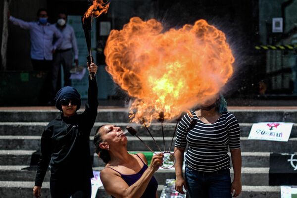 Женщины выступают во время акции протеста за ликвидацию насилия в отношении женщин у здания мэрии Куаутемока в Мехико
