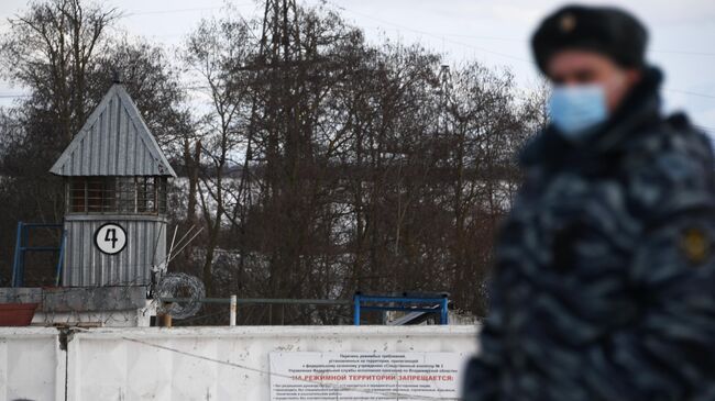 Сотрудник федеральной службы исполнения наказаний у следственного изолятора