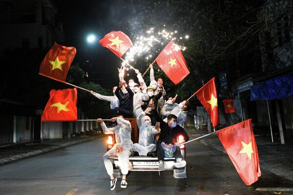 Жители вьетнамского города Чи Линь празднуют отмену социального дистанцирования
