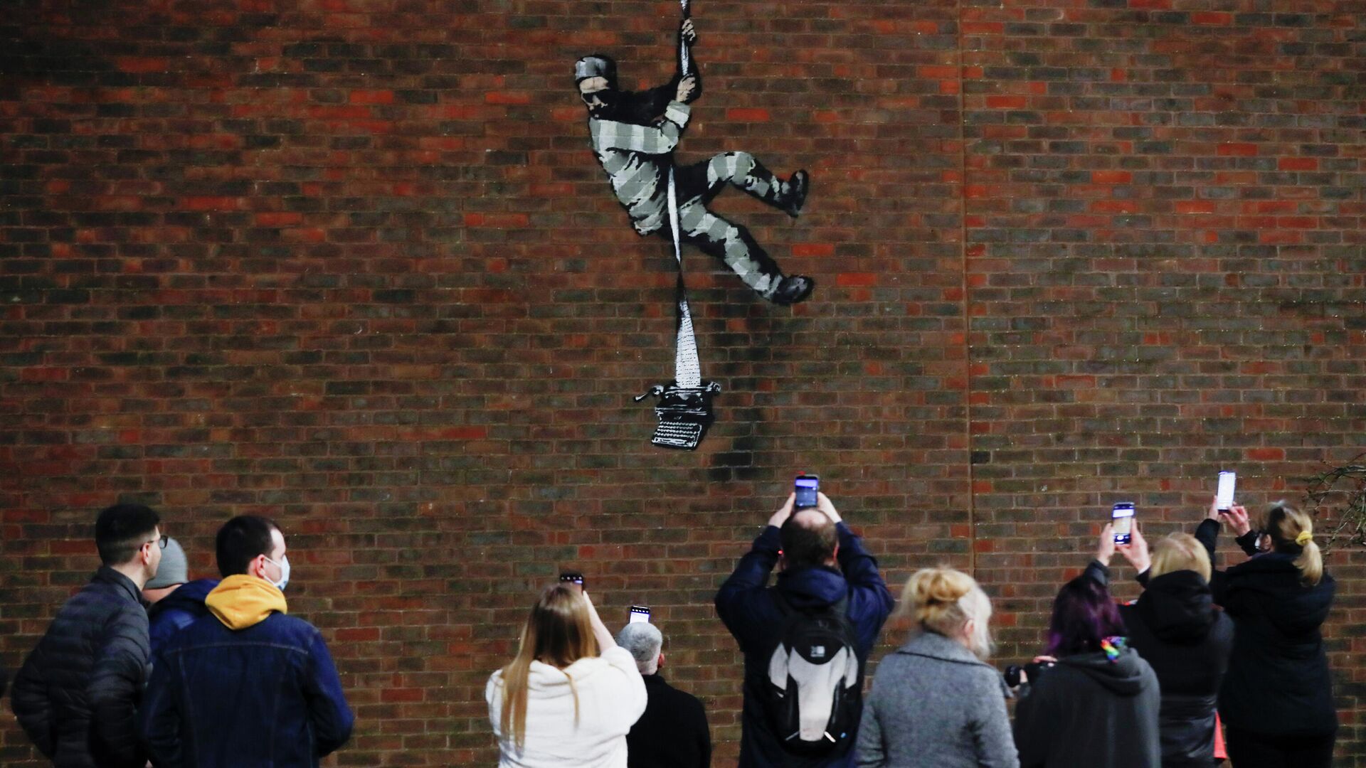 Граффити в стиле уличного художника Бэнкси появилось на стене тюрьмы в британском Рединге - РИА Новости, 1920, 05.03.2021