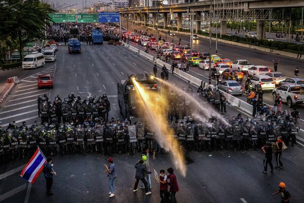 Полиция применяет водометы для разгона протестующих в Бангкоке 