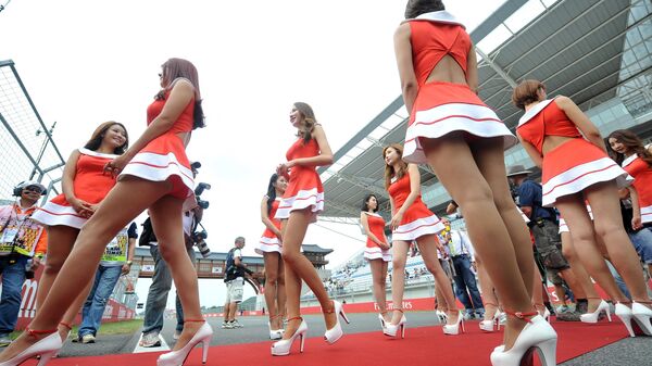 Южнокорейские девушки перед стартом Гран-при Формулы-1 в Корее