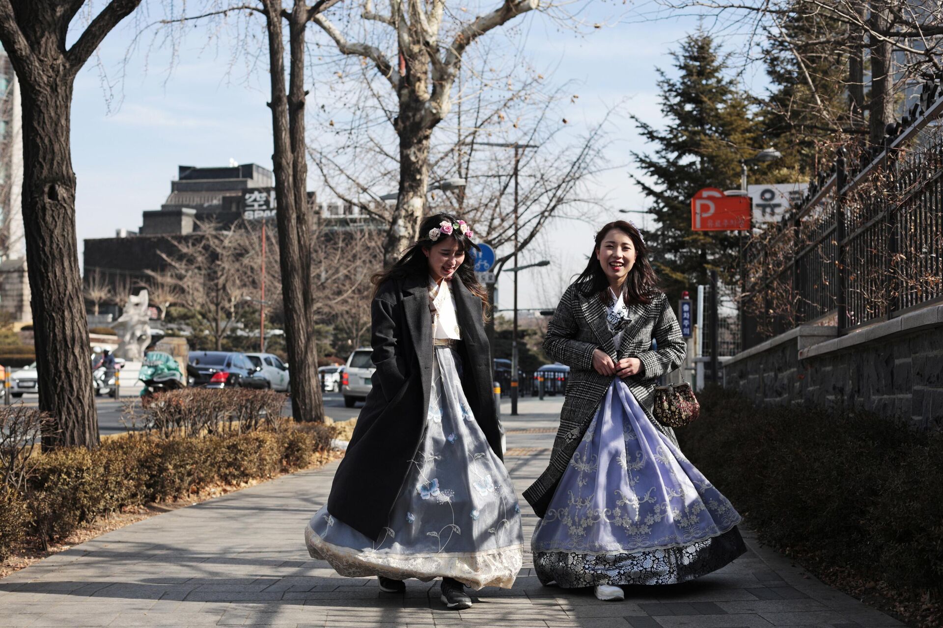 Девушки в национальной корейской одежде ханбок на одной из улиц Сеула - РИА Новости, 1920, 05.03.2021