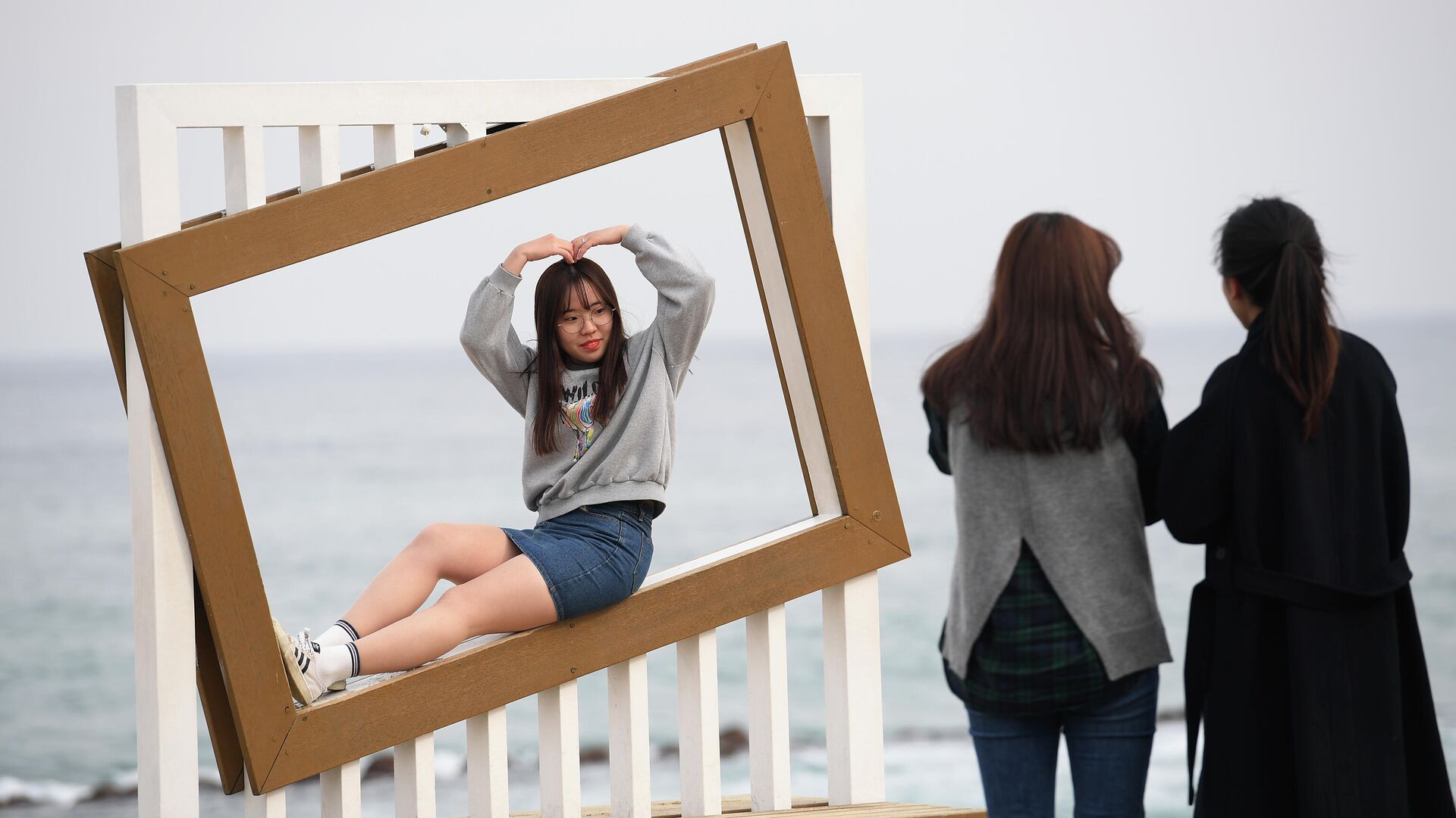 Девушки фотографируются на пляже Gyeongpo Beach в городе Каннын, Республика Корея - РИА Новости, 1920, 29.03.2021