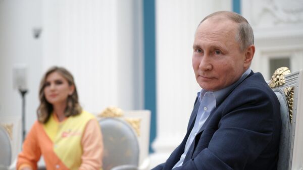 Президент РФ Владимир Путин проводит встречу с участниками общероссийской акции взаимопомощи Мы вместе 