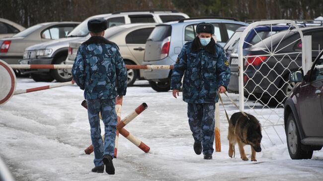 Сотрудники федеральной службы исполнения наказаний со служебной собакой у следственного изолятора №3 Кольчугино во Владимирской области