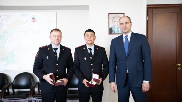Губернатор Оренбургской области наградил часами двух полицейских, которые получили обморожения спасая застрявших на заснеженной трассе водителей