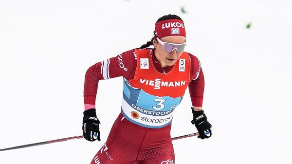 Наталья Непряева (Россия) во время соревнований по лыжным гонкам на чемпионате мира-2021 по лыжным видам спорта в немецком Оберстдорфе.