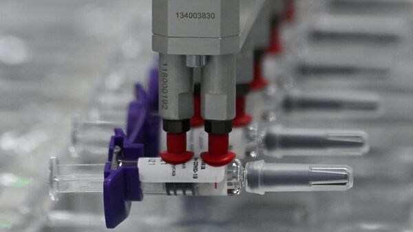 Линия розлива инъекционных препаратов шприц-доза вакцины ЭпиВакКорона для профилактики COVID-19 на предприятии Вектор-БиАльгам в Новосибирске